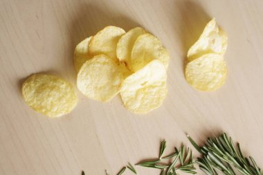 patates cipsi biberiye ahşap arka plan üzerinde