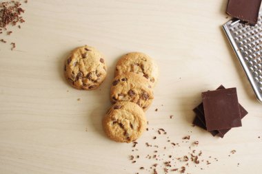 çikolata kurabiye ve rendelenmiş çikolata