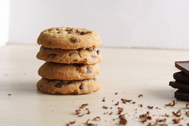 çikolata kurabiye ve rendelenmiş çikolata