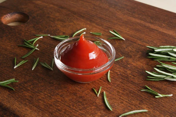 Ketchup, salsa di pomodoro in una ciotola di vetro — Foto Stock