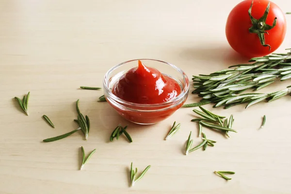 Ketchup, salsa de tomate en un tazón de cristal — Foto de Stock