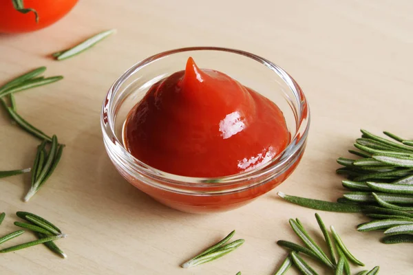 Ketchup, molho de tomate em uma tigela de vidro — Fotografia de Stock