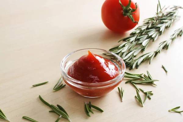 Ketchup, sauce tomate dans un bol en verre — Photo