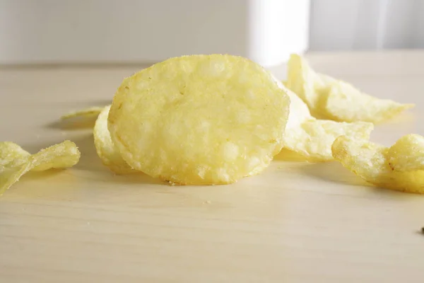 Kartoffelchips auf einem hölzernen Hintergrund aus Rosmarin — Stockfoto