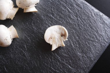 taş zemin siyah üzerine petrol