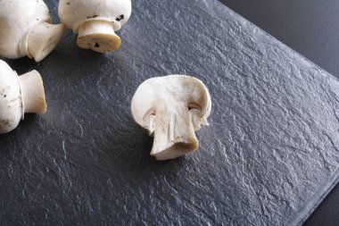 taş zemin siyah üzerine petrol