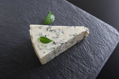 siyah bir taş zemin üzerine mavi peynir