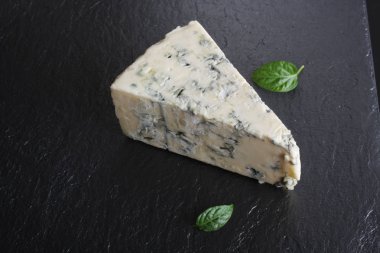 siyah bir taş zemin üzerine mavi peynir