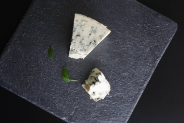 siyah bir taş zemin üzerine mavi peynir