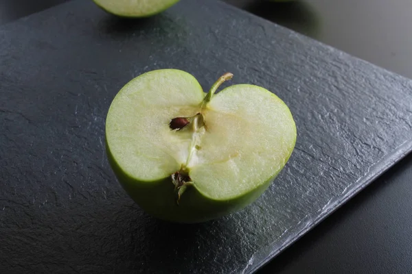 Apfel auf Stein Hintergrund schwarz — Stockfoto