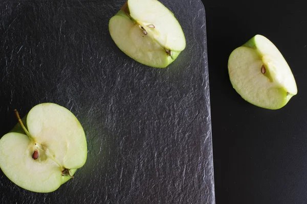 Apfel auf Stein Hintergrund schwarz — Stockfoto