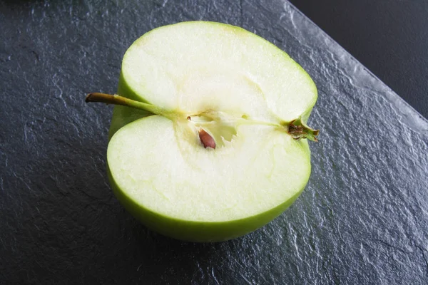 Apfel auf Stein Hintergrund schwarz — Stockfoto