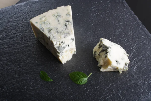 黒い石の背景にブルー チーズ — ストック写真