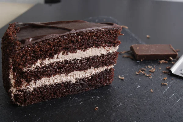 Prag çikolata tatlı taş zemin üzerine siyah kek — Stok fotoğraf