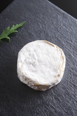 peynir brie taş arka plan siyah koyu