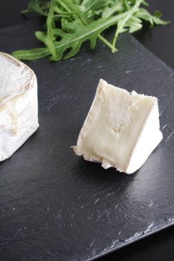 peynir brie taş arka plan siyah koyu