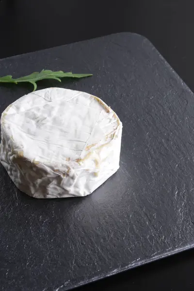 チーズ ブリー石背景黒暗 — ストック写真