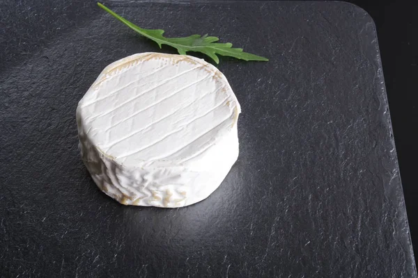 Formaggio brie pietra fondo nero scuro — Foto Stock