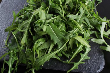 arugulaon koyu bir taş arka plan