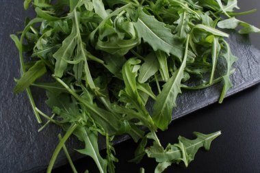 arugulaon koyu bir taş arka plan