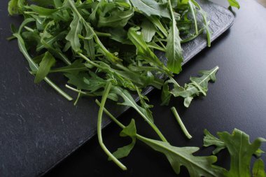 arugulaon koyu bir taş arka plan