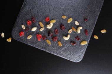 karanlık bir taş zemin üzerine fındık Kuruyemiş