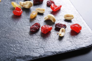 karanlık bir taş zemin üzerine fındık Kuruyemiş