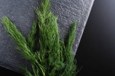 Dillon karanlık bir taş arka plan