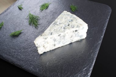 Mavi cheeseon karanlık bir taş arka plan