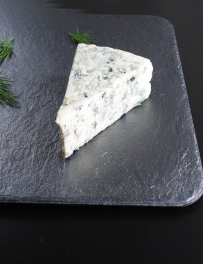 Mavi cheeseon karanlık bir taş arka plan