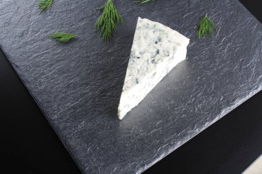 Mavi cheeseon karanlık bir taş arka plan