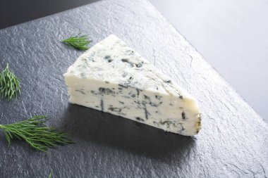 Mavi cheeseon karanlık bir taş arka plan