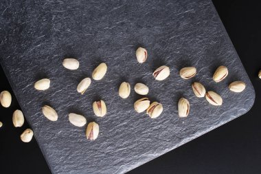 pistachioson koyu bir taş arka plan