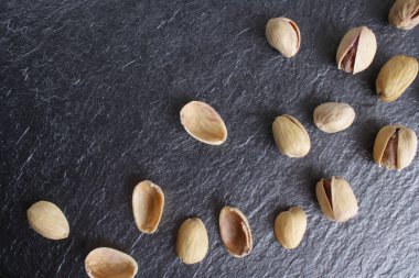 pistachioson koyu bir taş arka plan