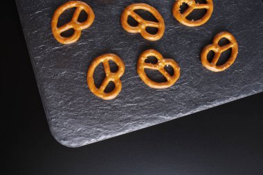 karanlık bir taş zemin üzerine tuz ile simit