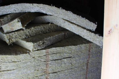 Taş yünlü kaya yünü izolasyonunu kesmiş.