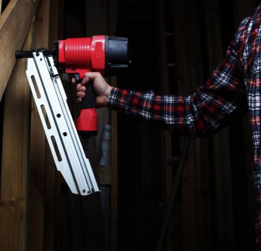 kırmızı pnömatik çivi tabancası.