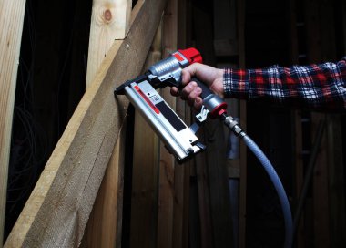 kırmızı pnömatik çivi tabancası.