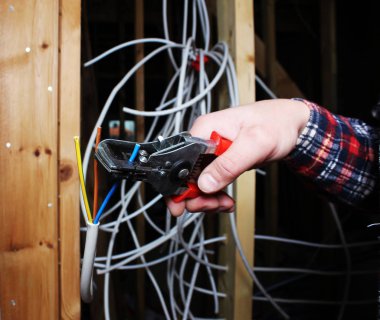 kablo sökücü elektrikli alet işçisi