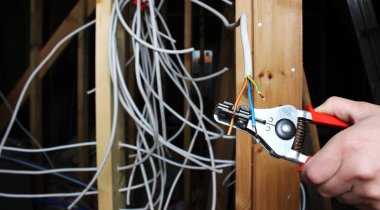 kablo sökücü elektrikli alet işçisi