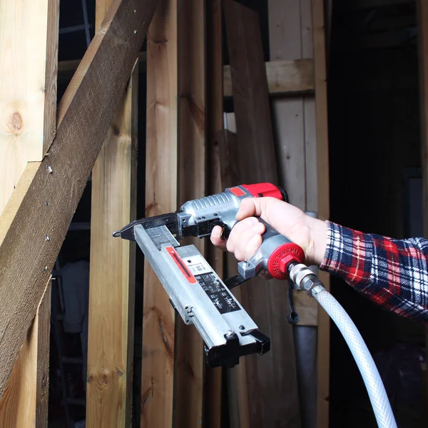 Пневматический степлер красной руки деревянный рабочий — стоковое фото