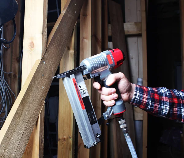 Пневматический степлер красной руки деревянный рабочий — стоковое фото