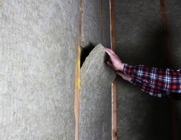 Instalación manual de lana de piedra de roca de lana — Foto de Stock