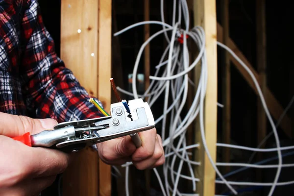 kablo sökücü elektrikli alet işçisi