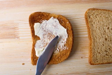 ahşap arka plan üzerinde tereyağlı tost