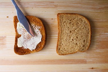 ahşap arka plan üzerinde tereyağlı tost