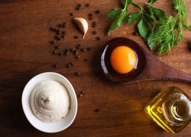 bir ahşap arka plan pişirme mayonez ekşi krema sosu