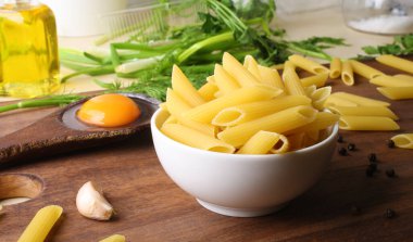 Penne rigate. Tüyler mostaccioli makarna şeklinde makarna