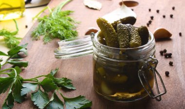 Salatalık turşu cuke bir ahşap arka plan pişirme