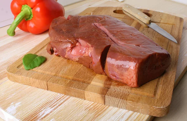 Fígado Carne Fundo Madeira Fígado Carne Vaca — Fotografia de Stock